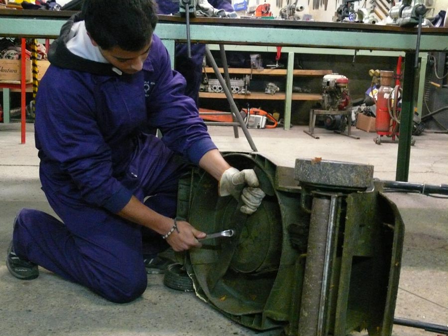 Alumno realizando una reparación en el taller pequeño